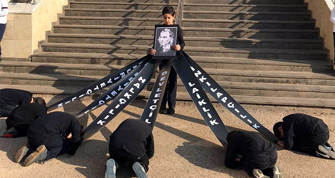 "سجود أطفال أمام أتاتورك يثير غضب في تركيا"