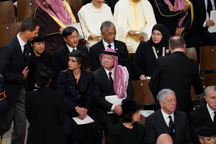 "الملك عبدالله في جنازة الملكة إليزابيث"