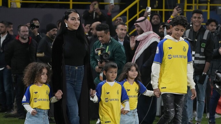 "جورجينا رودريغز بالعباءة الخليجية"