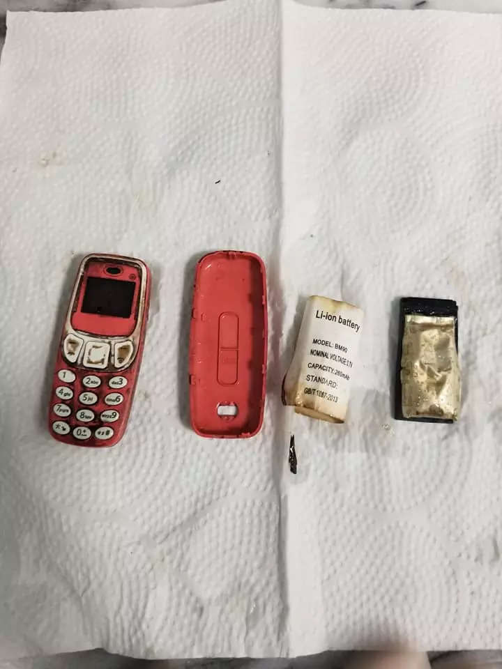 رجل يبتلع هاتف نوكيا 3310 الشهير