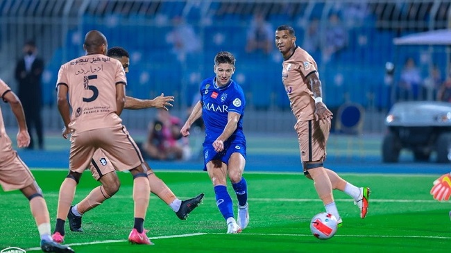 الرائد ضد الهلال 