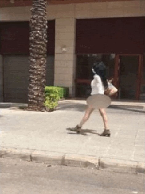 لبنانية تسير نصف عارية في شوارع بيروت