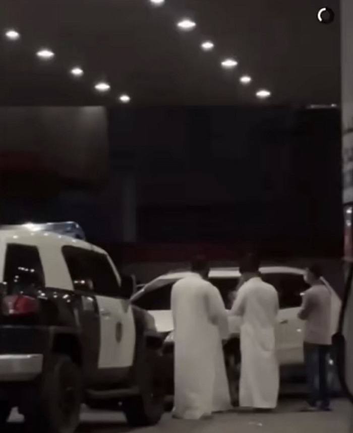 متهور يتعمد ترويع يروع أمًا وأطفالها ويصدم سيارتهم 
