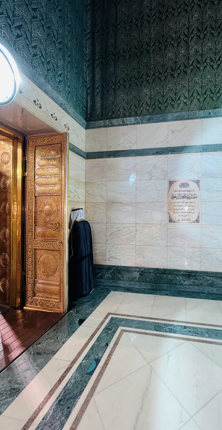 الكعبة المشرفة من الداخل 