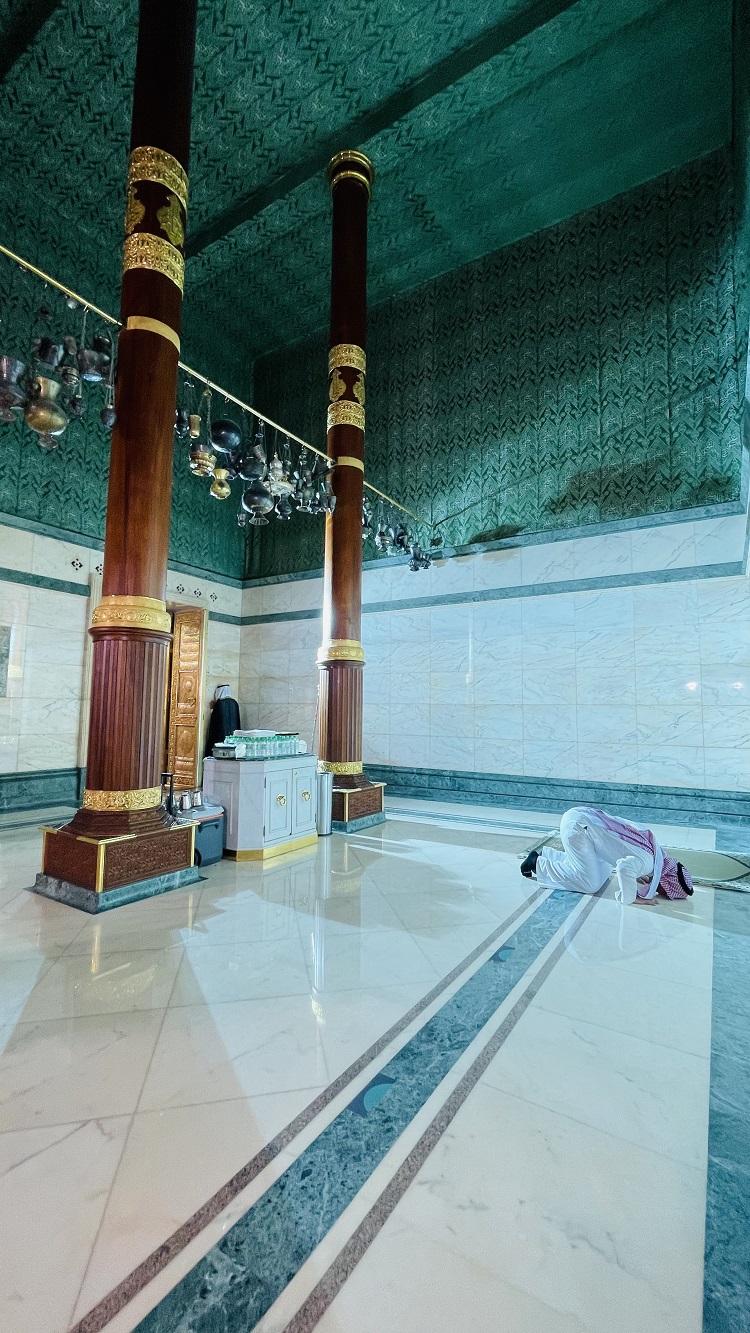 الكعبة المشرفة من الداخل 
