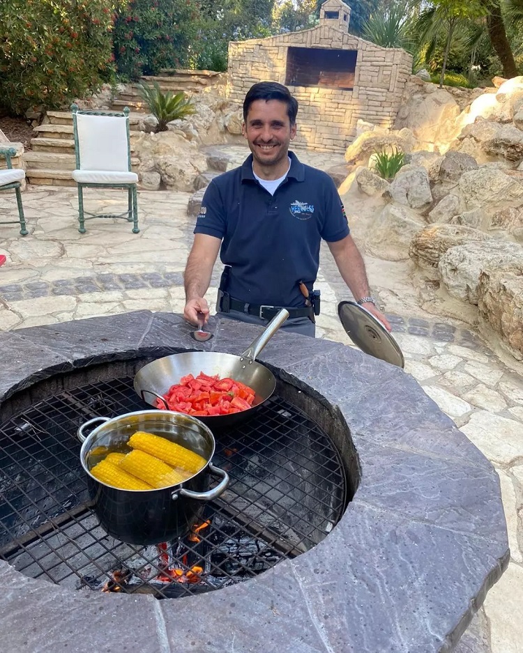 "الأمير حمزة يطهو قلاية البندورة"