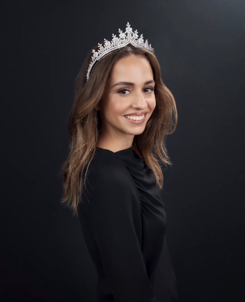 "الأميرة إيمان بالتاج الملكي"