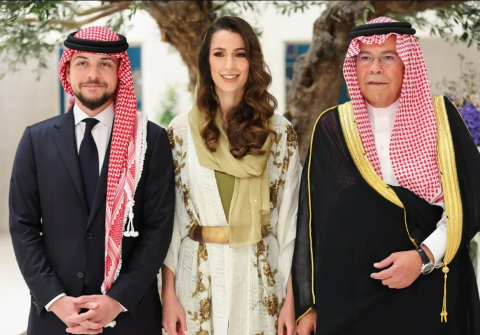 "رجوة أل سيف مع والدها وخطيبها"