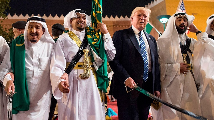 دونالد ترامب يؤدي العرضة النجدية