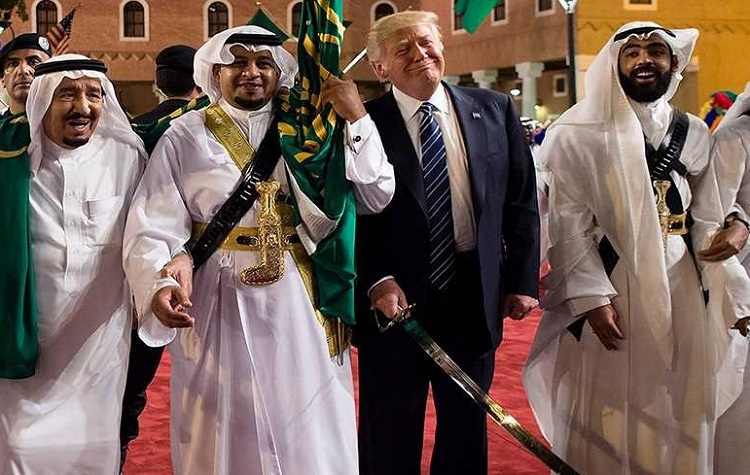 دونالد ترامب يؤدي رقصة العرضة السعودية
