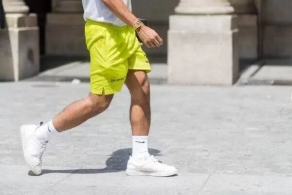 السعودية تمنع الشورت في المساجد