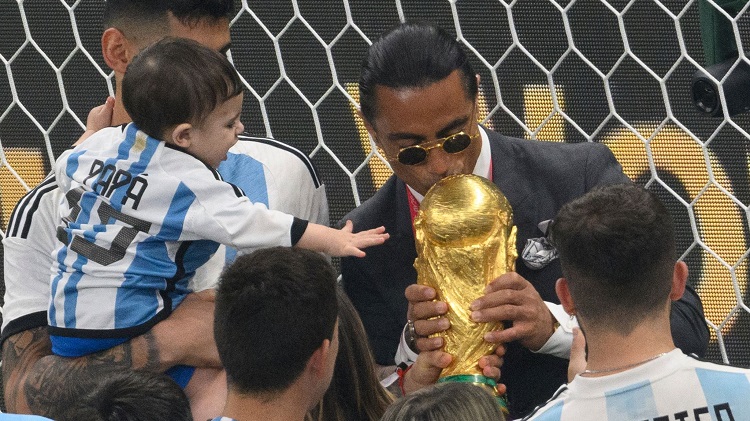 "الشيف نصرت يلمس كأس العالم"