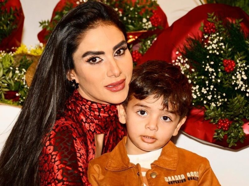 المذيعة الأردنية أحلام العجارمة مع طفلها