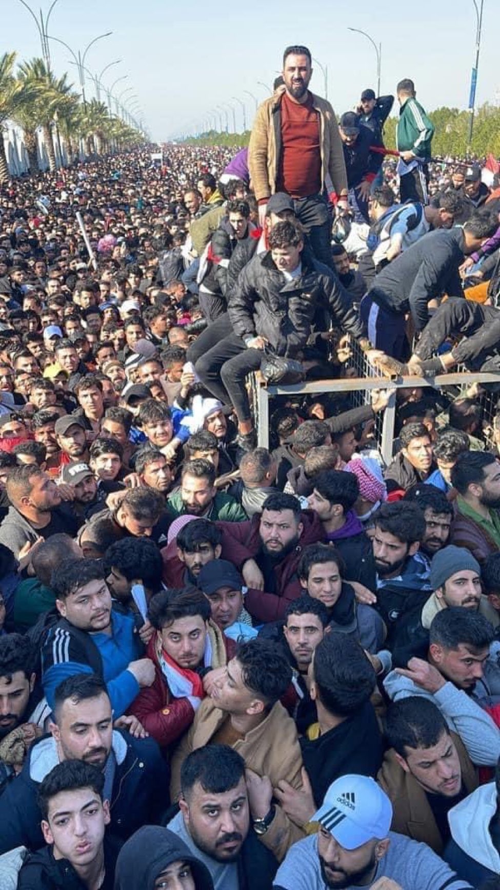 آلاف مشجعي كرة القدم ينتظرون دخول ملعب بطولة كأس الخليج العربي في مدينة البصره