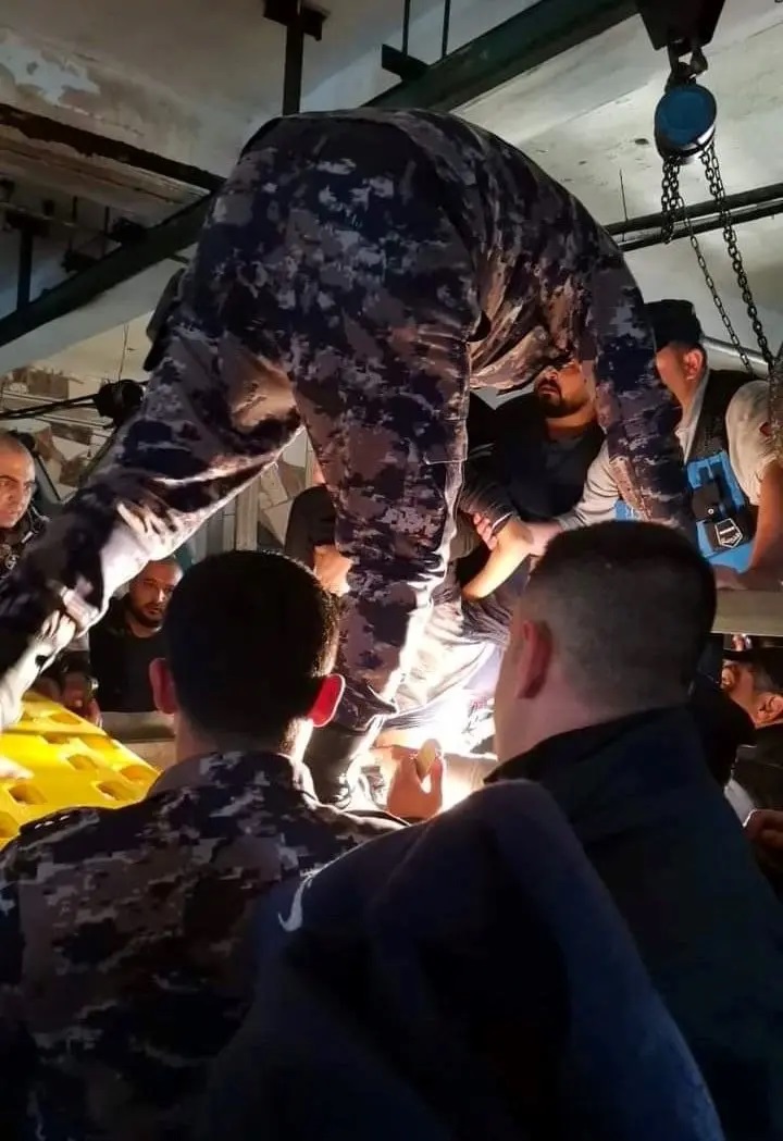 محاولة إنقاذ الشاب من داخل معصرة الزيتون