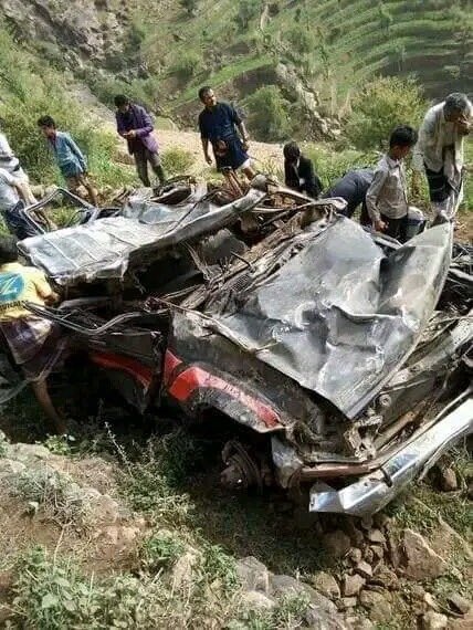 سقوط سيارة في منحدر جبلي باليمن 
