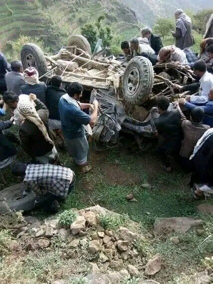سقوط سيارة في منحدر جبلي باليمن 