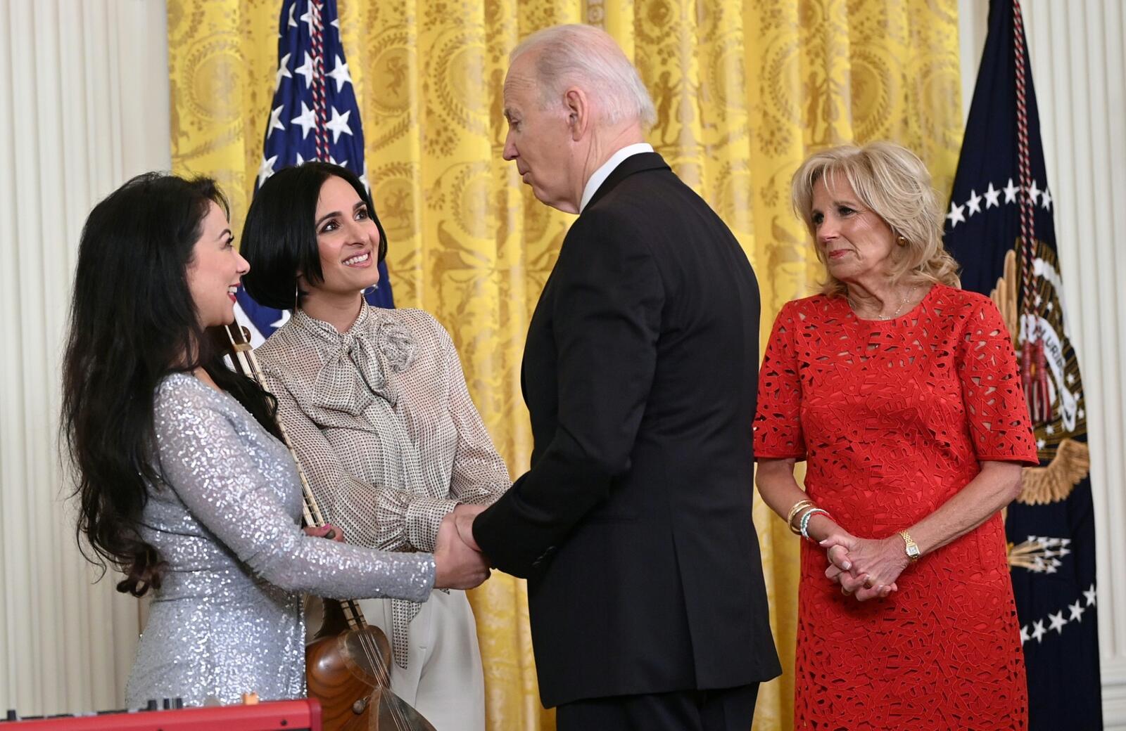 الرئيس الأمريكي جو بايدن والسيدة الأمريكية الأولى جيل بايدن يرحبان بالموسيقار صهبة مطالبي والمغنية وكاتبة الأغاني الإيرانية الأمريكية رنا منصور خلال حفل استقبال بعيد النوروز في الغرفة الشرقية بالبيت الأبيض في واشنطن العاصمة ، في 20 مارس 2023. نوروز ، بمعنى " يوم جديد "، يحتفل بالسنة الفارسية الجديدة وبداية الربيع. (تصوير ريتشارد بيرين / وكالة الصحافة الفرنسية)