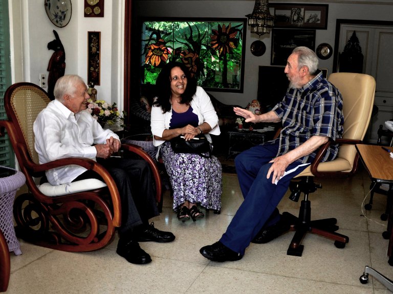 صورة في 30 مارس 2011 تظهر الرئيس الكوبي السابق فيدل كاسترو (إلى اليمين) يتحدث مع الرئيس الأمريكي الأسبق جيمي كارتر (إلى اليسار) خلال اجتماع في هافانا.