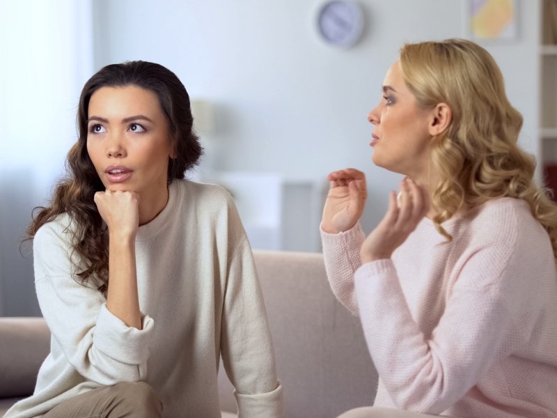 مؤشرات على أن الصداقة مع شقيقة زوجك سامة