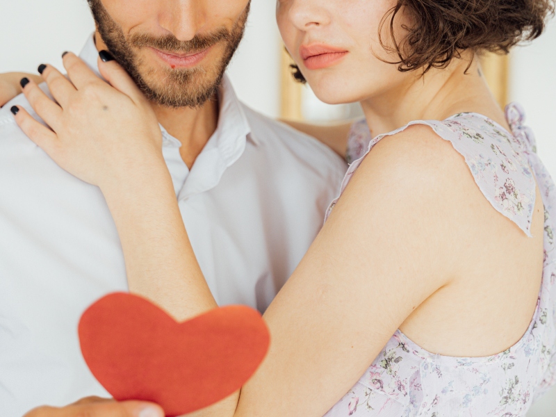 علاقات البوابة: 5 مؤشرات على أنه معجب بك