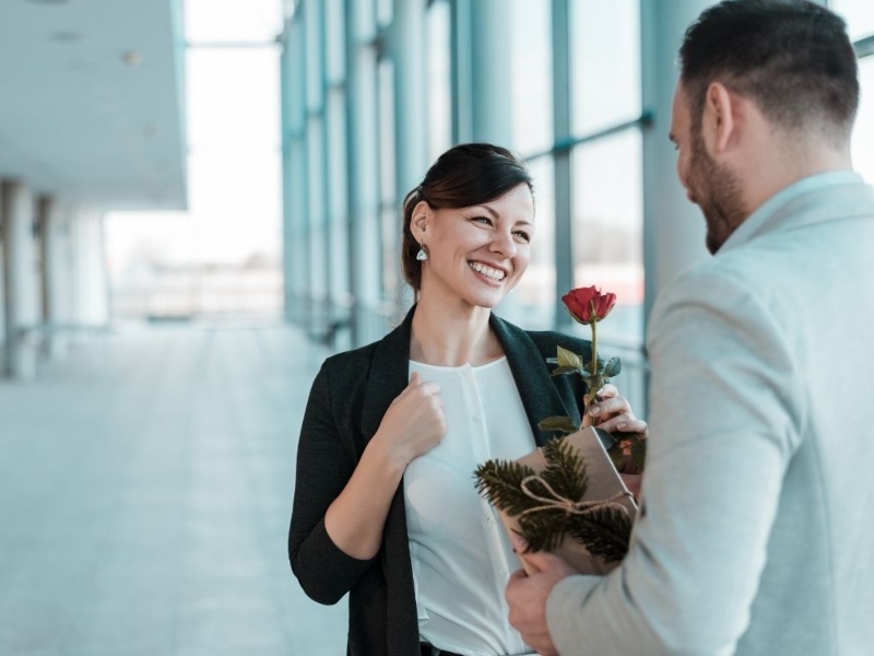 5 مؤشرات تدل على أن مديرك معجب بك