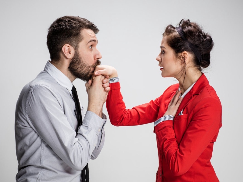 5 مؤشرات تدل على أن مديرك معجب بك