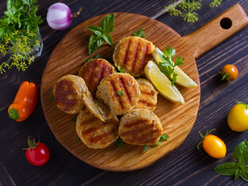 كبة البرغل بالأعشاب مع صلصة زبادي الأفوكادو