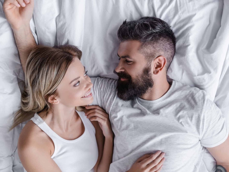 لماذا تنجذب النساء إلى الرجال الأكبر سناً؟