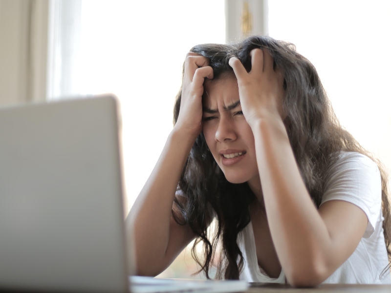 كيف تتعامل مع زميل غيور في مكان العمل