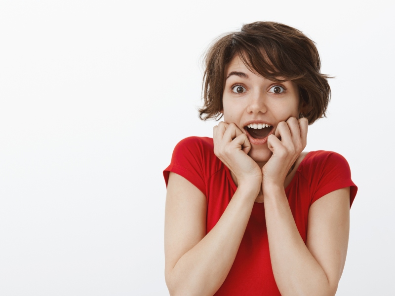 6 مؤشرات على أنها معجبة بك