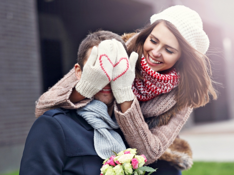 6 مؤشرات على أنها معجبة بك