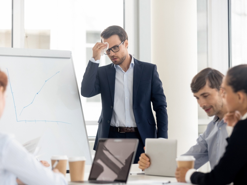5 حالات تسبب الشعور بانعدام الأمن لدى الرجال