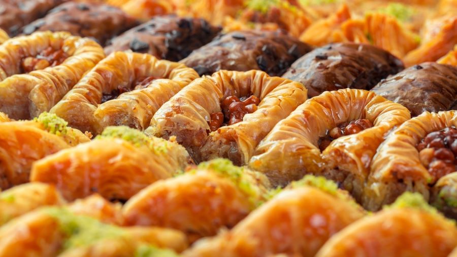 تفسير حلم أكل الحلويات للعزباء مع الأقارب