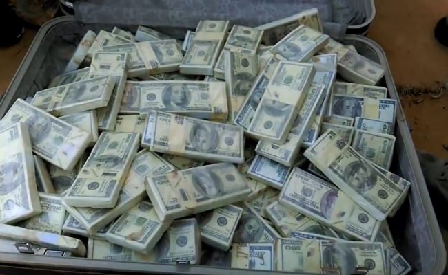 تفسير حلم العثور على حقيبة نقود