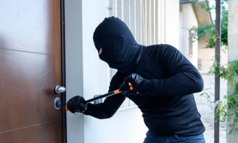 تفسير حلم رؤية سارق يدخل البيت