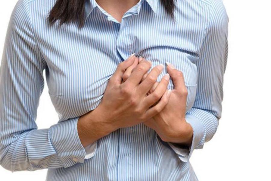 خروج سائل شفاف من الثدي عند الضغط عليه قبل الدورة
