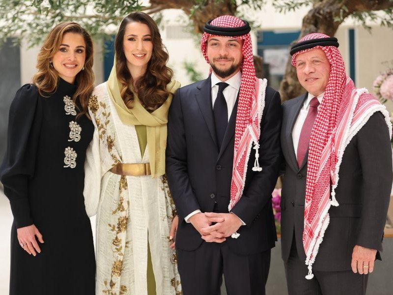 الملكة رانيا تتألق بالأسود في خطوبة الأمير الحسين بن عبدالله الثاني بالرياض