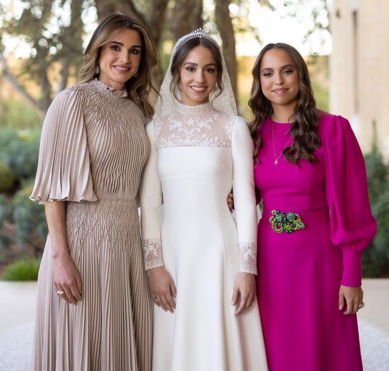 الملكة رانيا تخطف الأنظار في حفل زفاف ابنتها بفستان من ديور