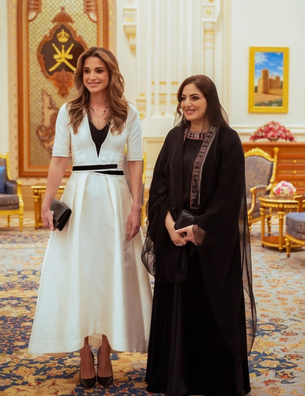 الملكة رانيا تخطف الأنظار بصحبة السيدة الجليلة في مسقط