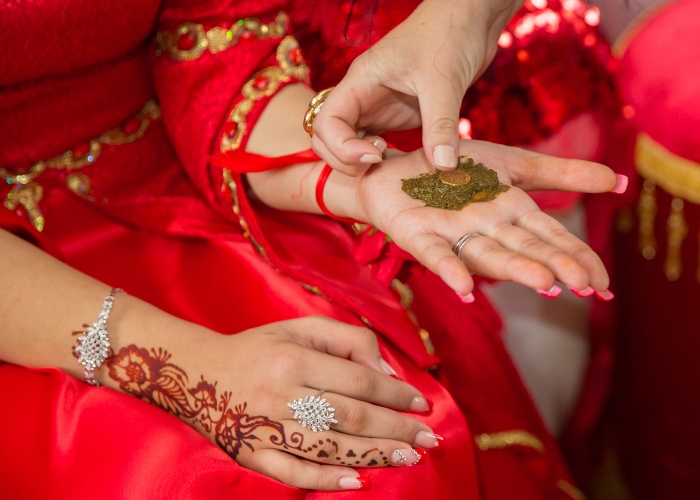 رؤية أن شخص يزيل الحناء من الجسد