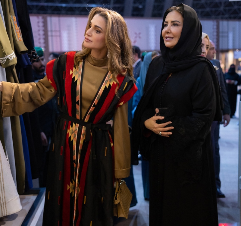 الملكة رانيا العبدالله تتألق بزي أردني تراثي من فنطزة ديزاين