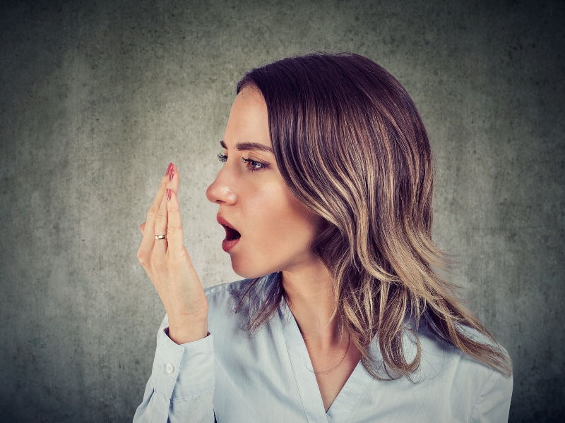 كيف تتغلّبين على رائحة الفم الكريهة في رمضان؟