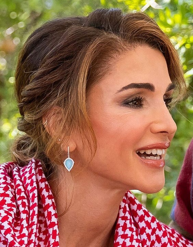في عيد الاستقلال الأردني الـ77.. أجمل مجوهرات الملكة رانيا 