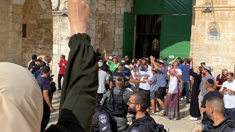 فلسطينيون يتصدون لاقتحام المسجد الأقصى