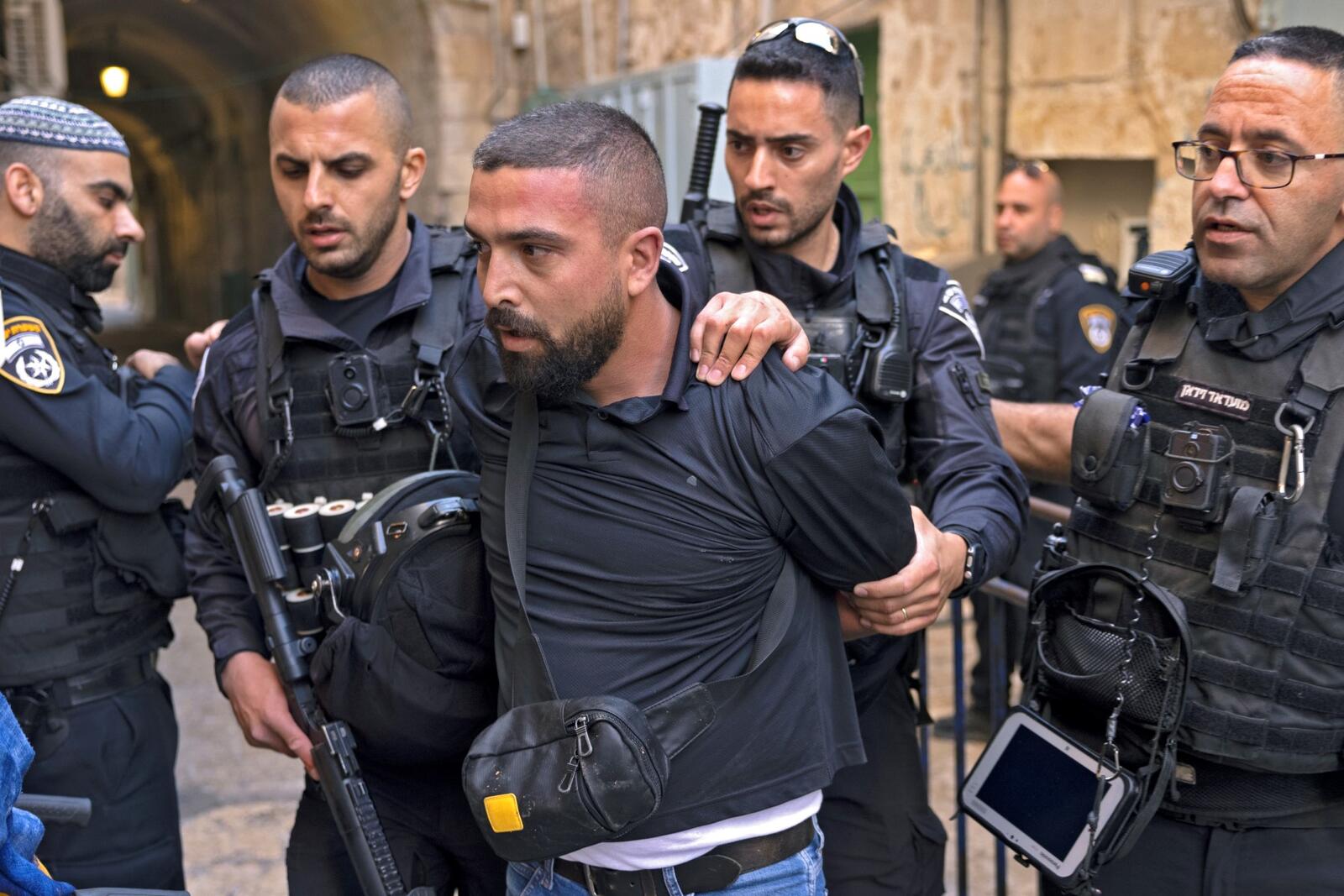 القوات الاسرائيلية تعتقل شابا فلسطينيا في القدس