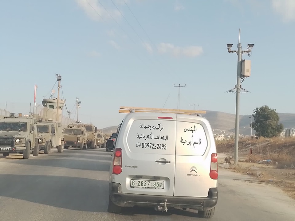 مركبات عسكرية اسرائيلية على مدخل حاجز بيت فوريك شرق نابلس 