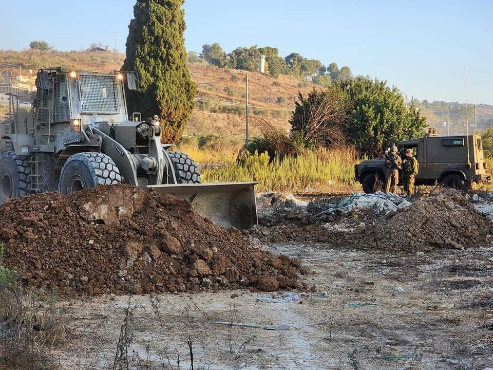 جيش الاحتلال يقيم ساترا ترابيا في محيط نابلس