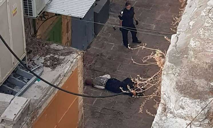 الشابة حاولت طعن ضباط شرطة 