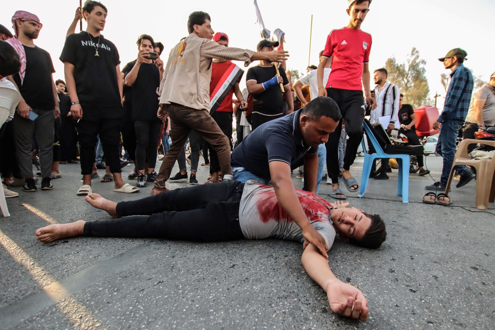 مصاب خلال المواجهات بين المتظاهرين العراقيين وقوات الأمن